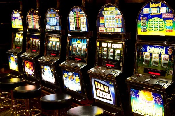 super77 Sic Bo Dadu live dealer table with three dice and betting interface
